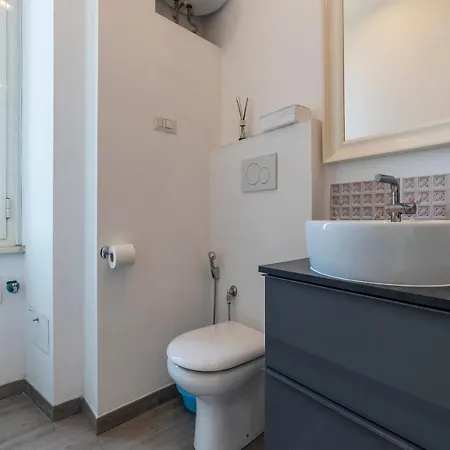 Guesthost - San Lorenzo Functional Flat * Rom