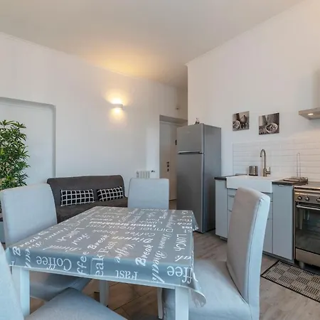 Guesthost - San Lorenzo Functional Flat شقة روما