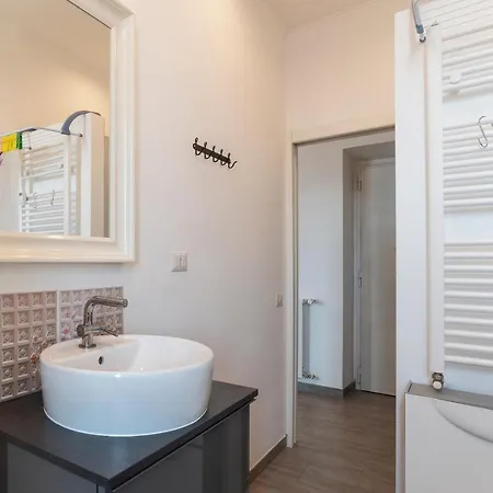 Guesthost - San Lorenzo Functional Flat * Rome